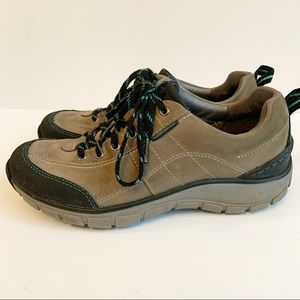 clarks ladies waterproof walking shoes